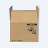 F2s紙箱的端面特寫,清晰展示epackbox品牌、方便再次訂購的QR Code二維碼,以及「掃碼訂箱」的便捷功能。