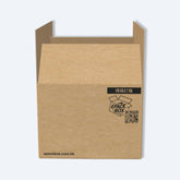 F6s紙箱的側面面板特寫,清晰展示epackbox品牌標識、用於掃碼訂箱的QR Code二維碼以及官方網址epackbox.com.hk。