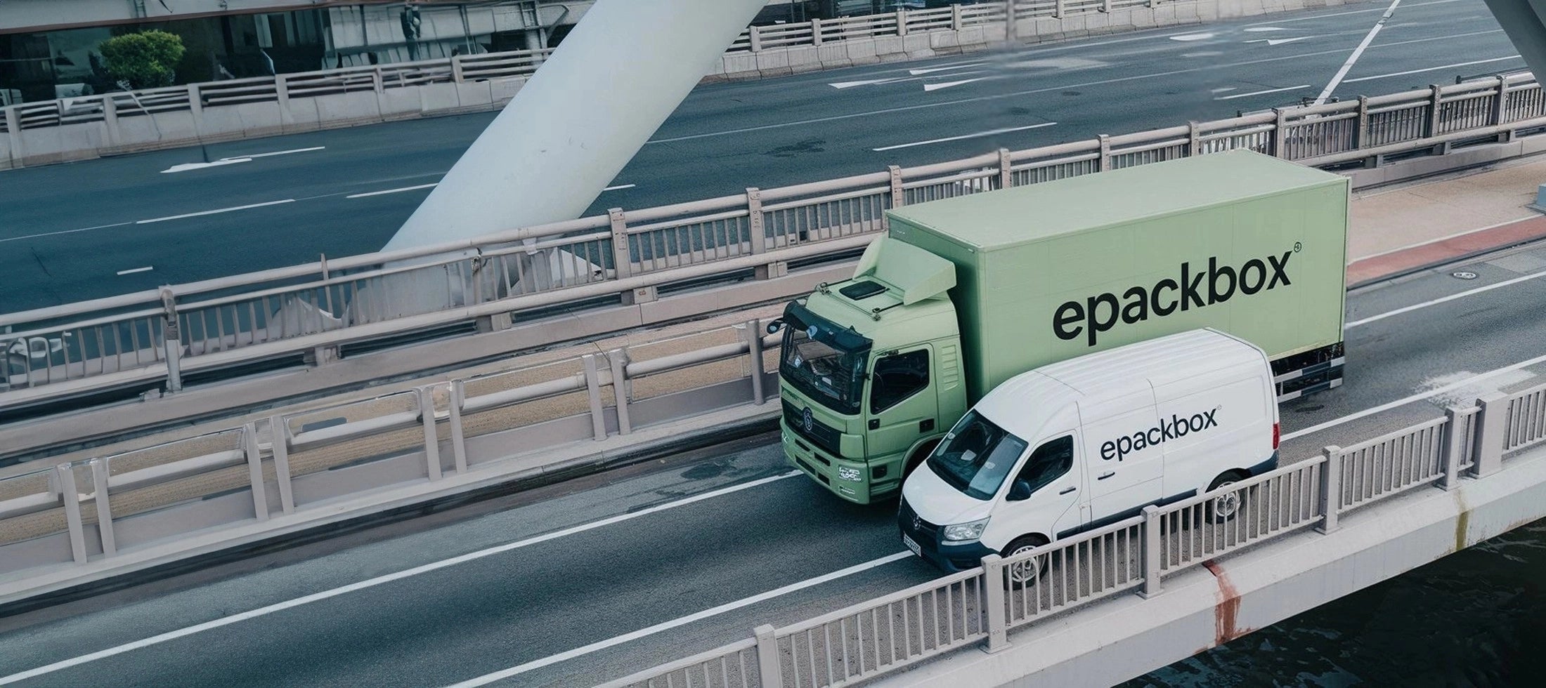 EPACKBOX 網購紙箱專業送貨服務:香港青馬大橋上的綠色貨車與白色貨車,配送紙箱批發與零售訂單