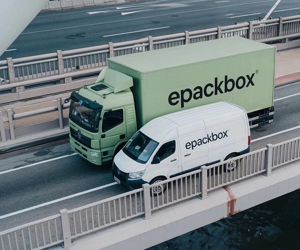 EPACKBOX 網購紙箱快速送貨:綠色貨車與白色貨車行駛於香港青馬大橋,正在配送紙箱批發與零售訂單