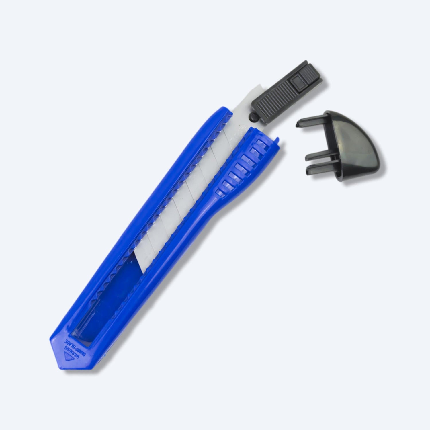 一把藍色的鎅刀，刀片鋒利，可以與剪刀配合使用。