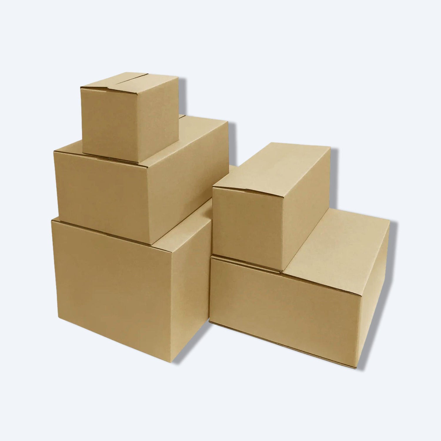 圖片顯示多個堆疊的棕色紙盒，這些紙盒是hktvmall物流中常用的包裝選擇，用於保護和運送各種商品。在hktvmall購物時，這樣的紙盒確保產品在運送過程中的安全。