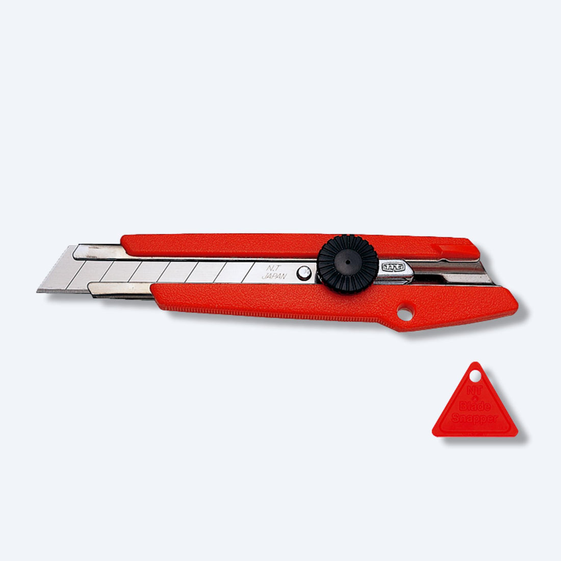 紅色的日本NT CUTTER的大鎅刀，刀片鋒利，可與剪刀交替使用。