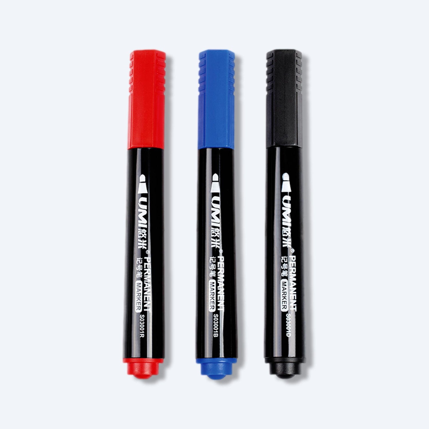 一組三支不同顏色的標記筆，代表順豐快遞寄件包裝用的標記工具。從左至右，有紅色、藍色和黑色筆帽，強調這些筆適合用於標記順豐快遞寄件包裝。黑色的筆身與鮮豔的筆帽對比，使得這些標記筆在順豐快遞寄件包裝準備過程中易於識別。