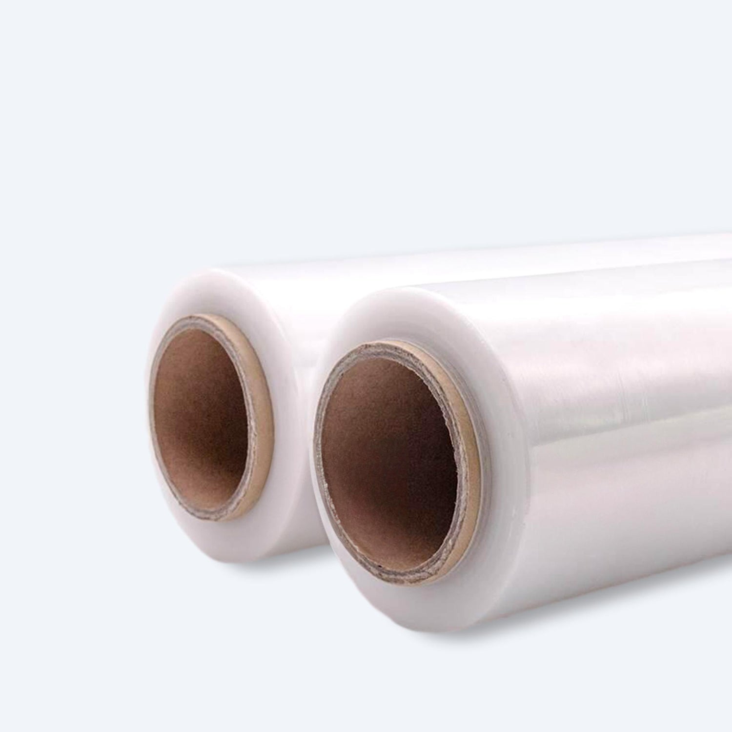 兩卷透明拉伸綑膜，適用於捆綁包裝，是一種包裝物料，灰白色背景下展示。