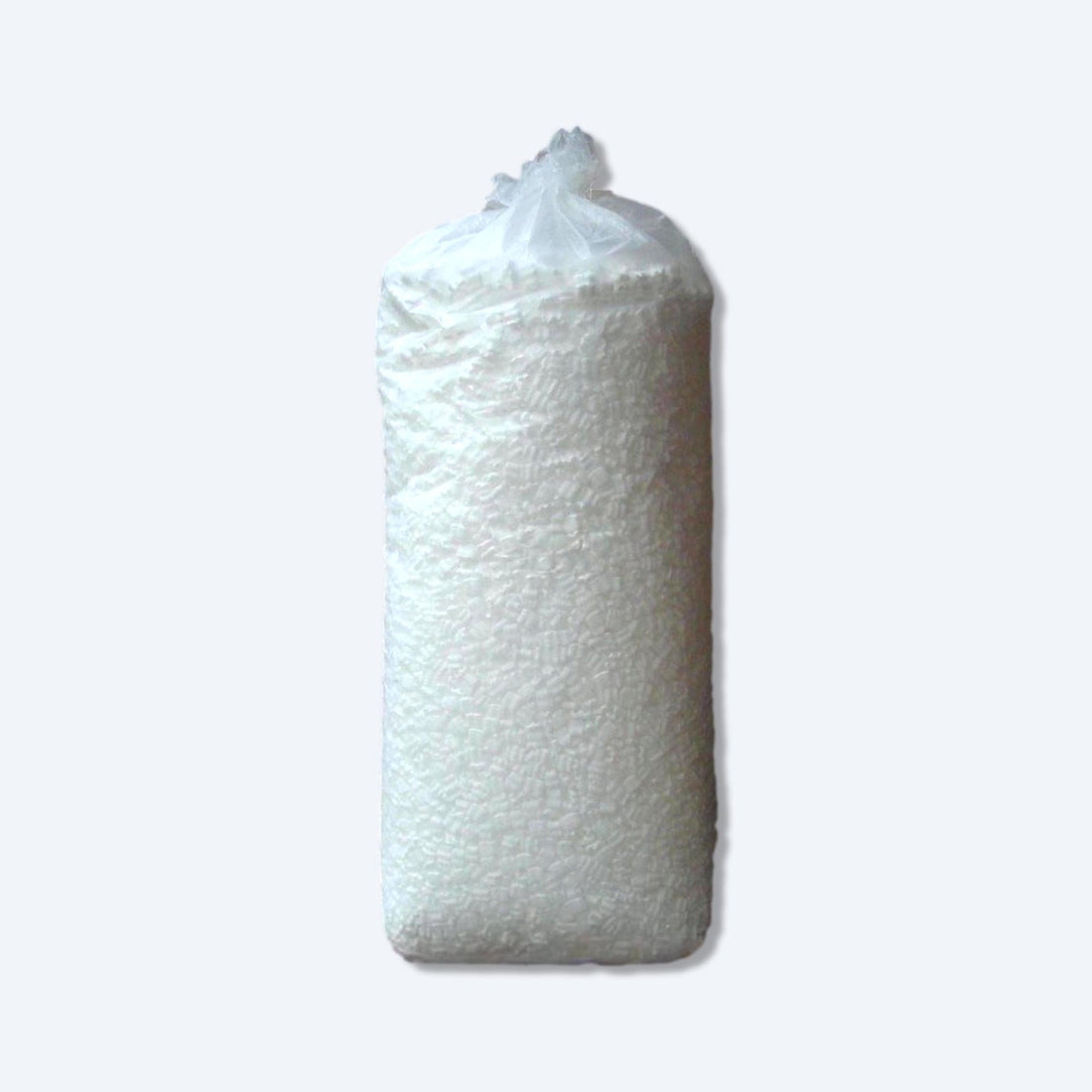  白色的發泡膠粒包裝物料，用於填充包裝，綁紮在透明塑膠袋中，準備供應香港批發市場，理想用於各式產品的安全包裝和運輸保護。