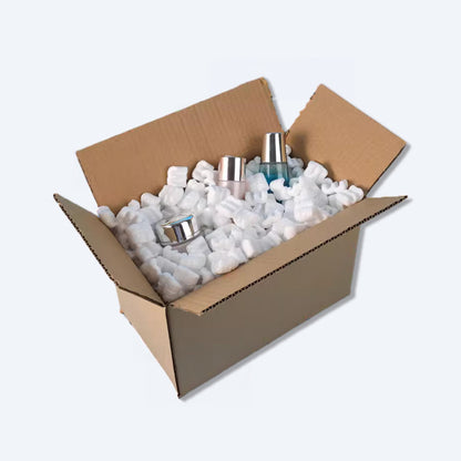 精緻化妝品瓶被細心放置在發泡膠粒包圍的紙箱中，顯示出香港批發商提供的細節至上的產品保護與包裝解決方案。