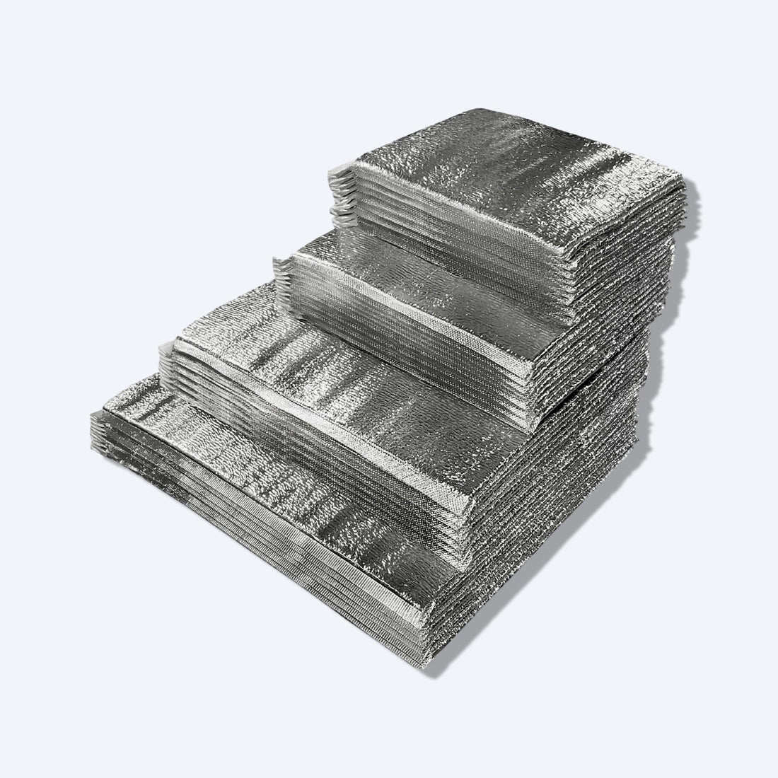疊放的銀色鋁箔外賣保溫袋，設計用於保冷效果優良，提升外賣食品保鮮度。