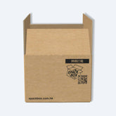 epackbox F2紙箱的端面特寫，清晰顯示品牌標識、用於掃碼訂箱的QR Code二維碼，以及官方網址epackbox.com.hk。