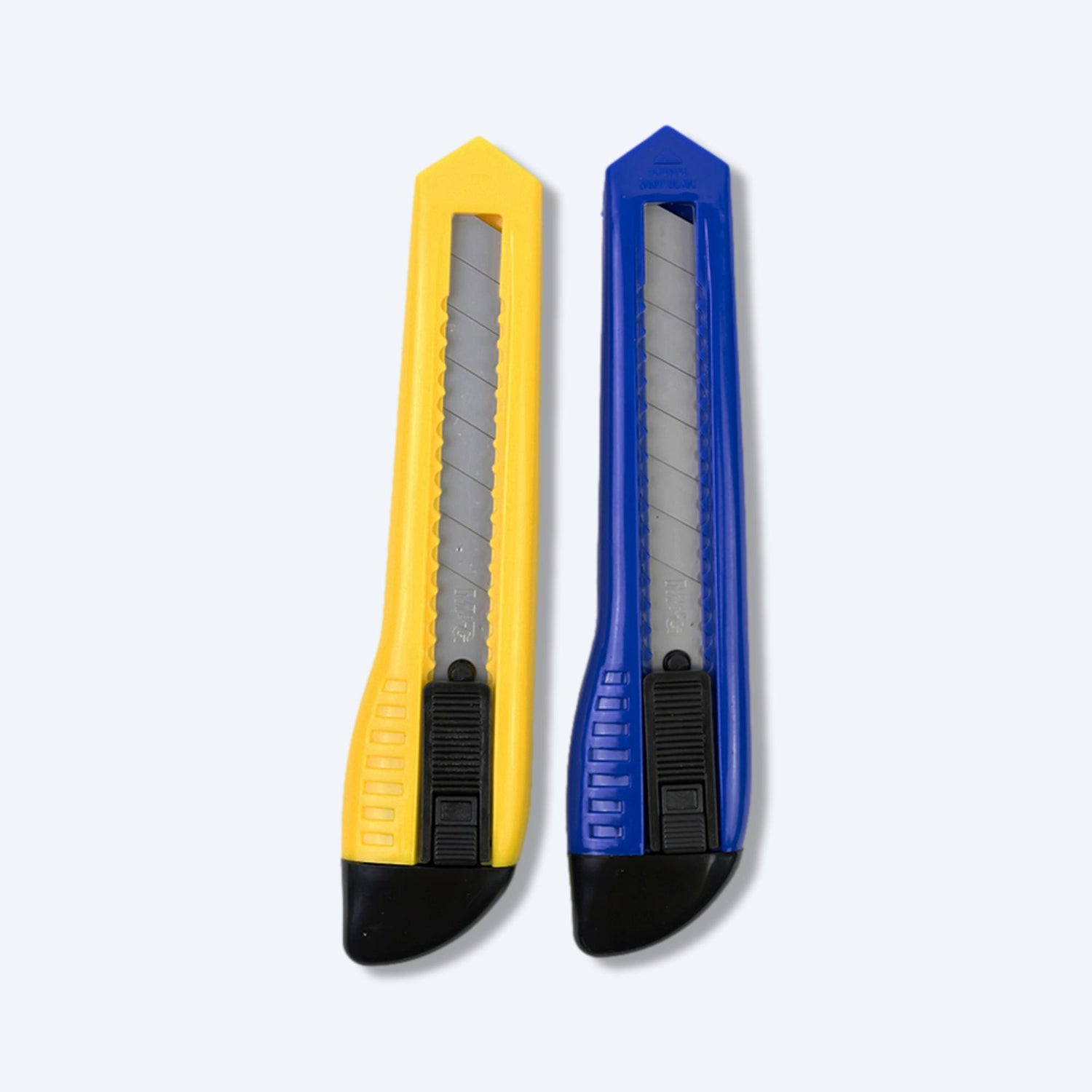兩把鮮艷的切割刀，一把藍色和一把黃色，為hktvmall上的商戶提供了精確的切割工具選項。這些切割刀的設計既實用又耐用，是hktvmall工具類別中的熱門商品。刀片經過特殊處理，保證了切割的銳利度和持久性，非常適合hktvmall商戶和專業人士使用。