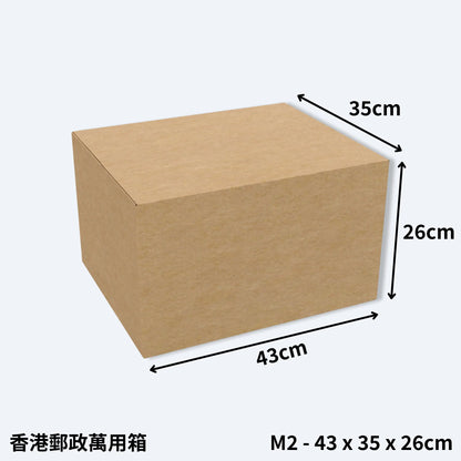 一個小型的香港郵政專用紙箱，型號M2萬用箱，尺寸為43cm x 35cm x 26cm，展示了紙箱的長寬高比例。