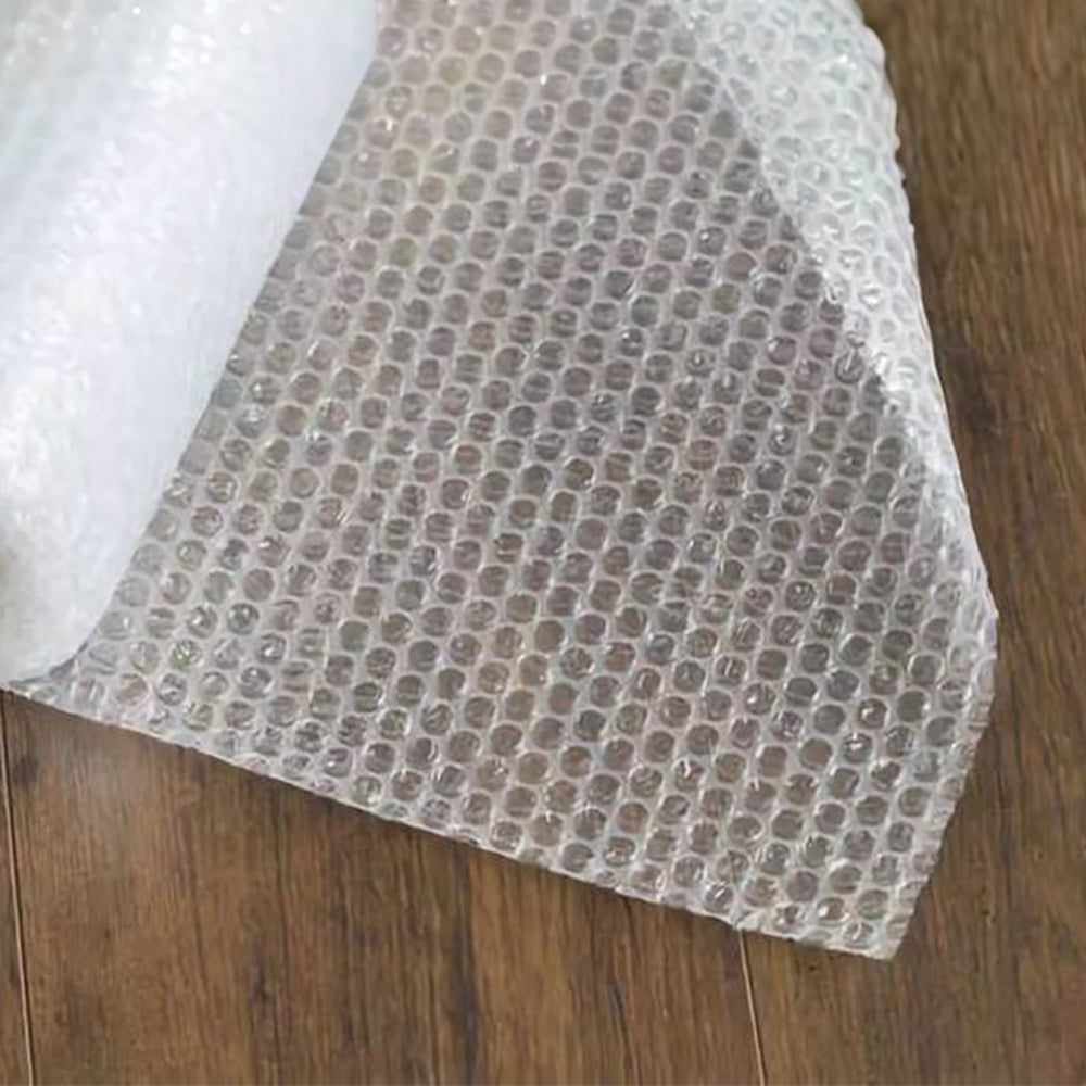 地板上展開的啪啪紙，清晰呈現bubble紙的氣泡結構，用作防撞的氣泡紙和氣珠紙。